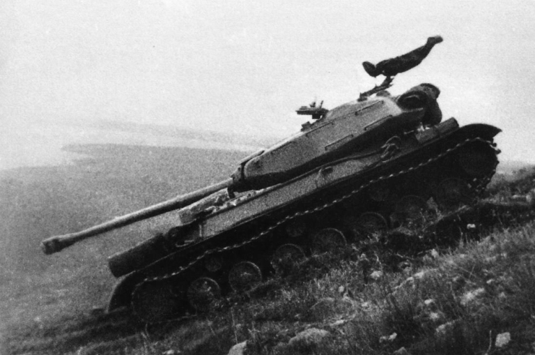 Тяжелый танк ИС-4 на испытаниях. Фотография в свободном доступе.