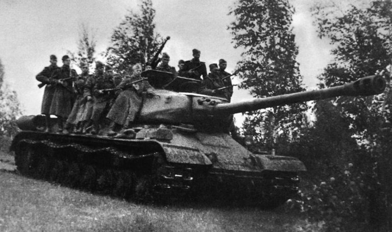 ИС-4 на учениях. Фотография в свободном доступе.