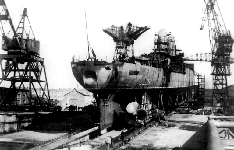 Крейсер 'Адмирал Ушаков' проекта 68бис перед спуском на воду, 1952 г. Источник: war-book.ru