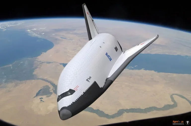 Собственно многоразовый космический челнок Ту-674 «Апогей»
