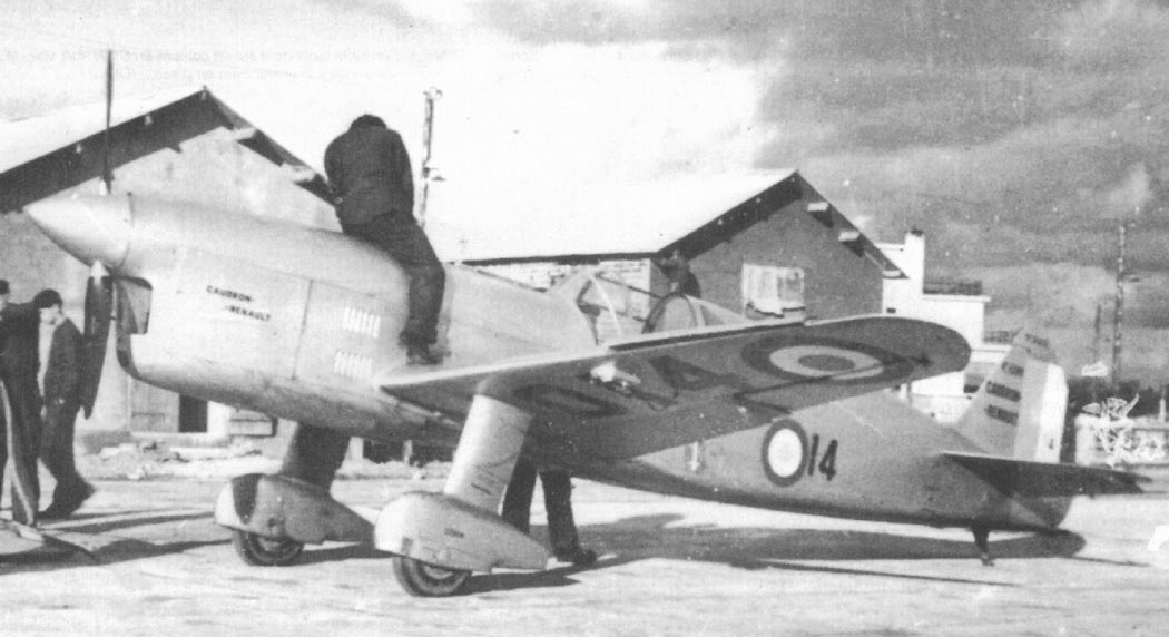 учебно-тренировочный самолет Caudron-Renault C.690M (C-014), который был полностью окрашен алюминиевой краской. Снимок airwar.ru