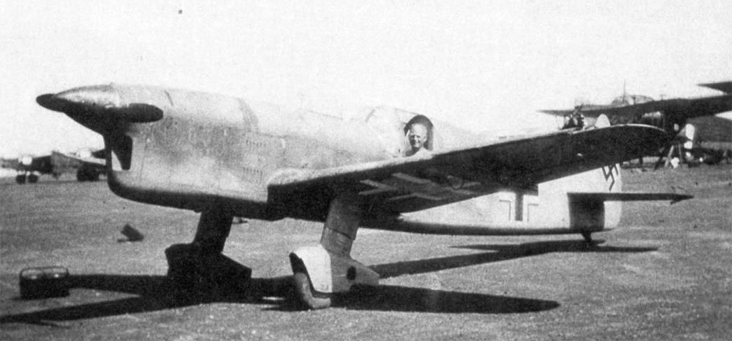 учебно-тренировочный самолет Caudron-Renault C.690M, захваченный немцами. Снимок airwar.ru