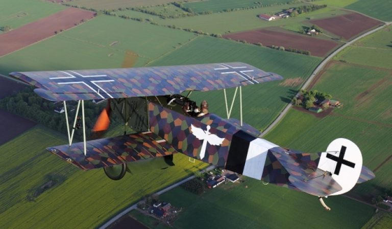 полет Микаэля Карлсона на реплике истребителя Fokker D VII. Снимок aerodrome.se