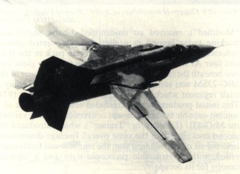 Flogger-K, новейшая версия истребителя MiG-23, отличается модифицированными корневыми частями передней кромки крыла, уменьшенным подфюзеляжным килем и поворотными пилонами (на снимке не показаны) на изменяющих свою стреловидность консолях