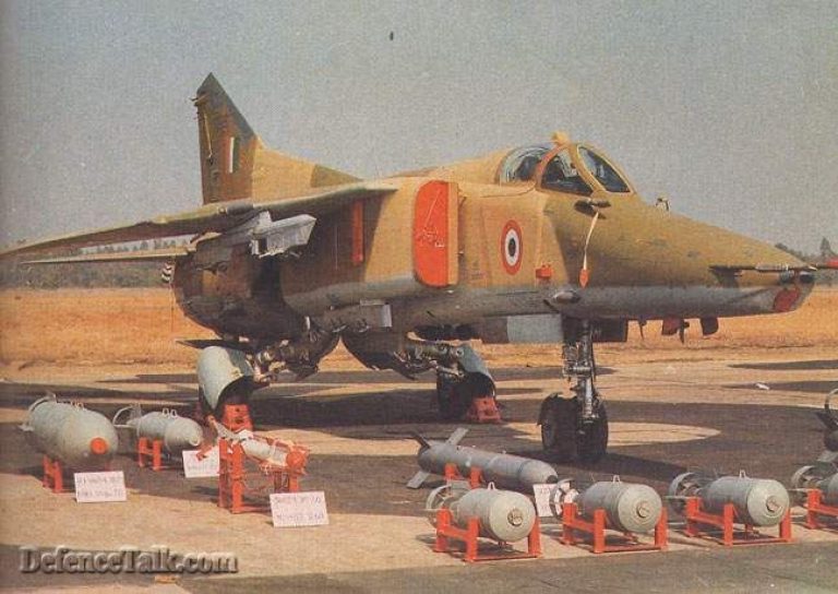 собранный на заводе компании HAL ударный самолет MiG-27M Flogger-J, перед которым выложены образцы вооружения, включающие фугасные бомбы FAB-500, кассетные бомбы PTK-250 (РБК-250), управляемую ракету класса «воздух-воздух» R-60 Aphid, неуправляемый ракетный снаряд S-240 (С-24) и четыре осколочные бомбы RPK-100 (ОФАБ-100-200). Снимок defencetalk.com