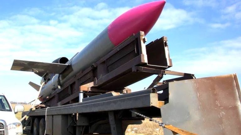 Крылатая ракета FP-5 «Фламинго» на пусковой установке