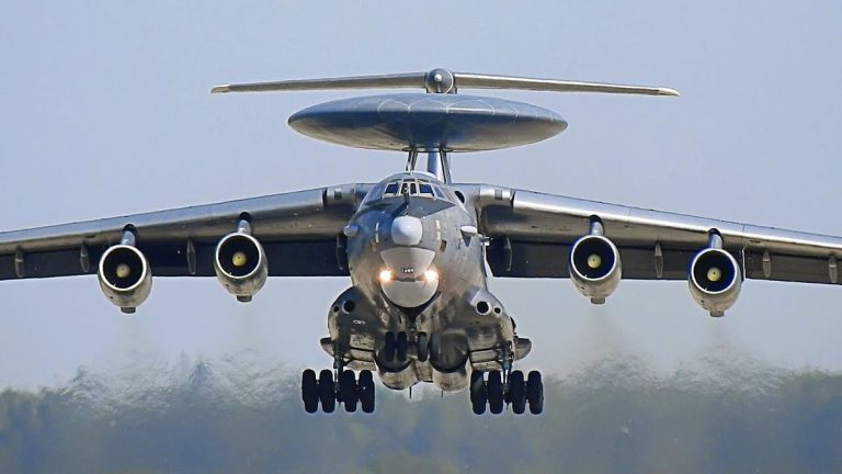 А-50У заходит на посадку