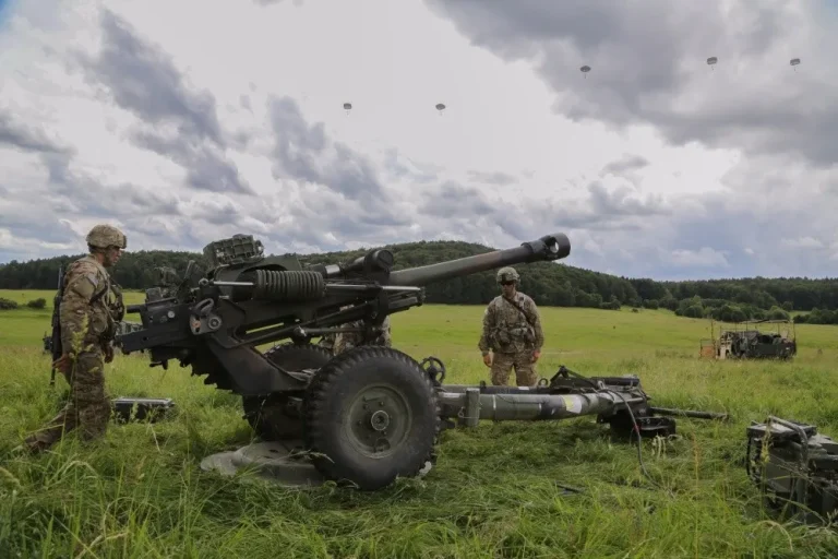 105-мм буксируемая гаубица M119, используемая сухопутными войсками США для поддержки пехоты