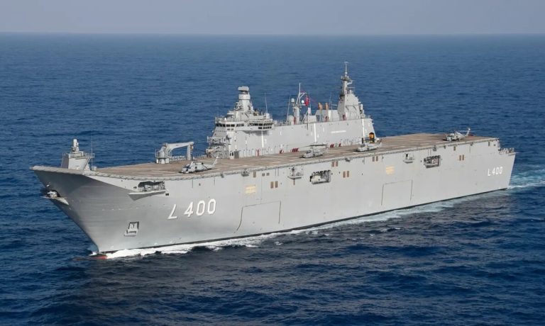 Десантный корабль ВМС Турции TCG Anadolu (L400) движется по Средиземному морю. © ВМС США