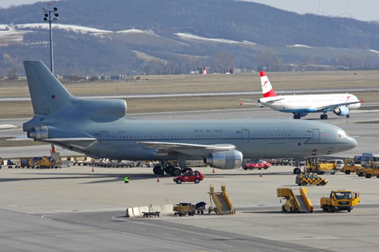 Поистине исторический снимок: Lockheed L-1011 Tristar и вылетающий AUA A321 — Фото: съемочная группа Austrian Wings