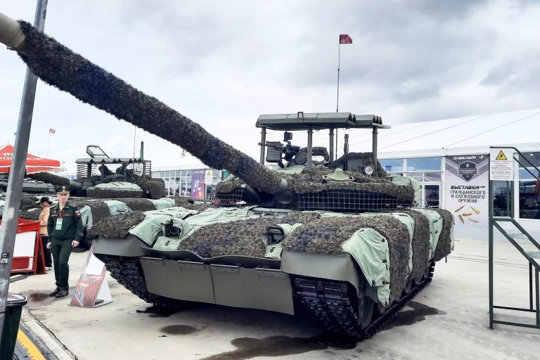 Основной боевой танк Т-80БВМ с РЭБ и другой дополнительной защитой на форуме «Армия-2023» (с) Фото Ильи Максимова — «Российская газета».