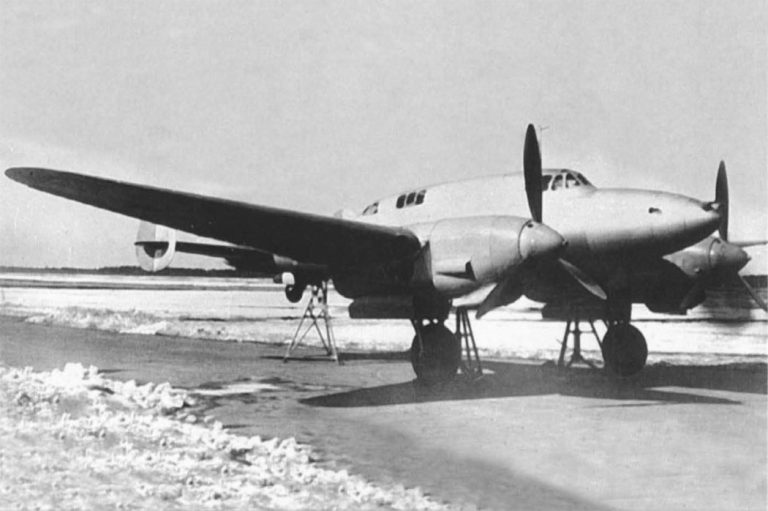 ВИ-100 на козелках (шасси выпущены)