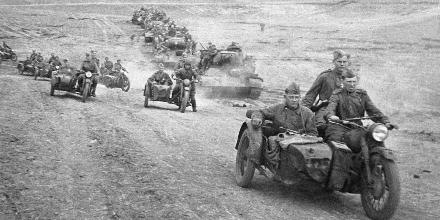 Мотоциклисты при поддержке Т-34
