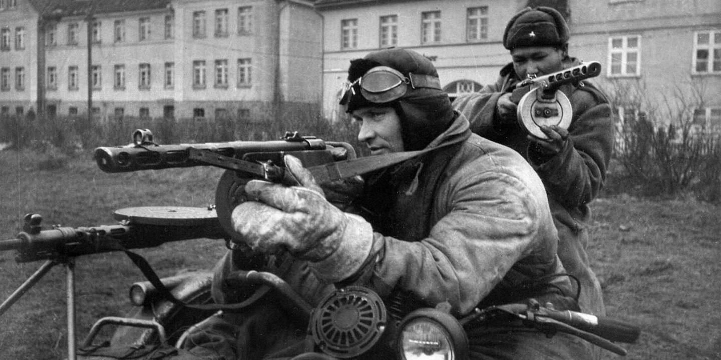 Советские автоматчики в Германии на мотоцикле «Харлей-Дэвидсон» с коляской от советского М-72 и пулемётом ДП-27