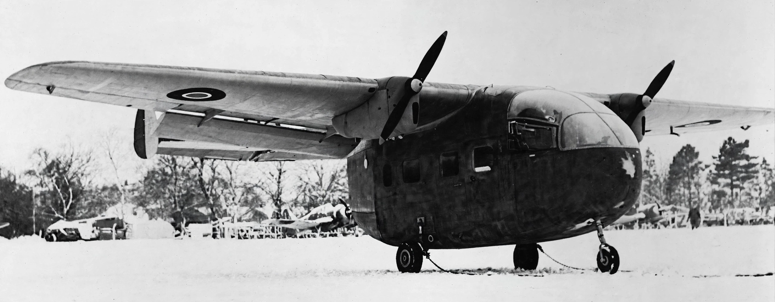 прототип транспортного самолета Miles M.57 Aerovan окрашен серой грунтовкой, снимок сделан во время первых полетов. Изображение обработано сайтом lmarena.ai