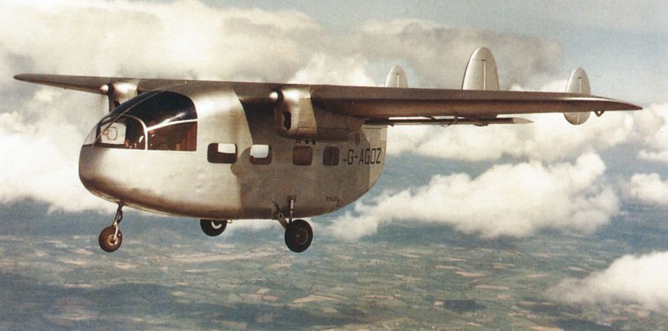 прототип транспортного самолета Miles M.57 Aerovan полностью окрашенный алюминиевой краской и получивший номер гражданской регистрации G-AGOZ. Снимок airwar.ru