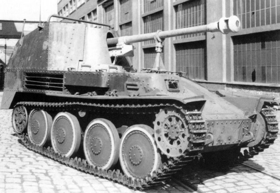 7.5 cm Pak 43/3 auf Sfl.38 (Ausf.M) Motor vorn самых первых выпусков. Эту машину можно определить по развитым задним брызговикам, от которых быстро отказались