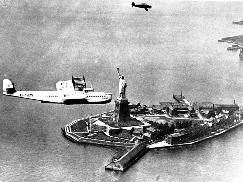 летающая лодка-гигант Dornier Do X в полете над Нью-Йорком. Снимок dorniermuseum.de