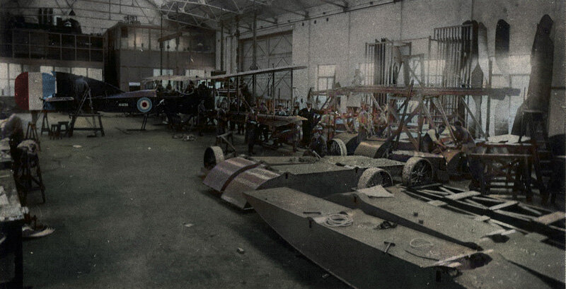 Сборочный цех завода Bradford Works фирмы Phoenix Dynamo Manufacturing Co, одного из производителей Шорт 184, лето 1917 года. На переднем плане видны поплавки