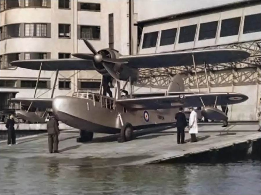 прототип летающей лодки Supermarine Sea Otter (K8854) на новом стапеле в Вулстоне; снимок сделан примерно в сентябре 1938 года