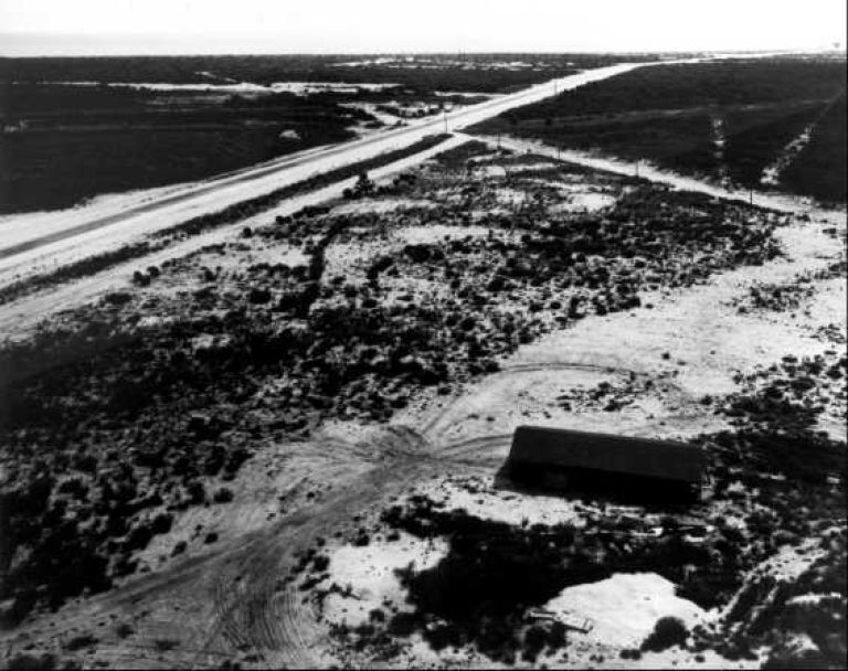 Мыс Канаверал, вид на юг от маяка; 1950 год. Архивный фотоснимок из книги «Moonport: A History of Apollo Launch Facilities and Operations» (1978)