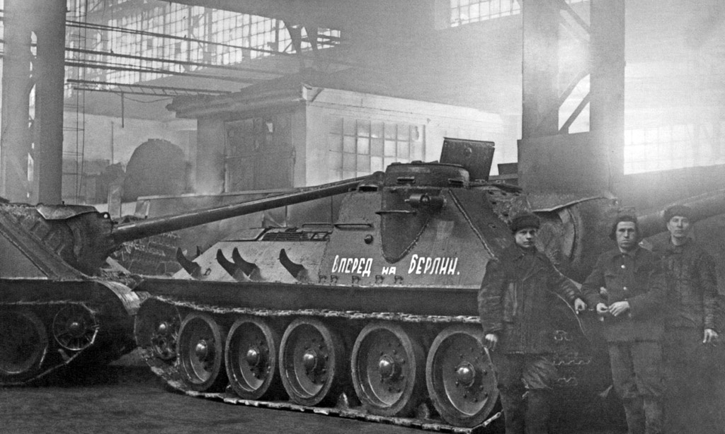 СУ-100 первой производственной серии, конец 1944 года