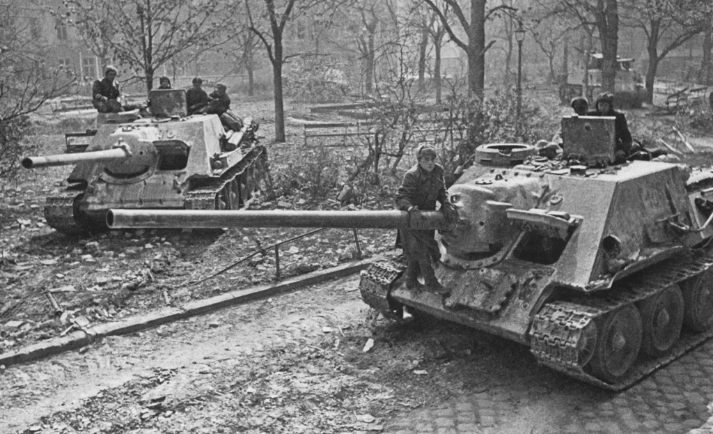 СУ-100 в Берлине, май 1945 года