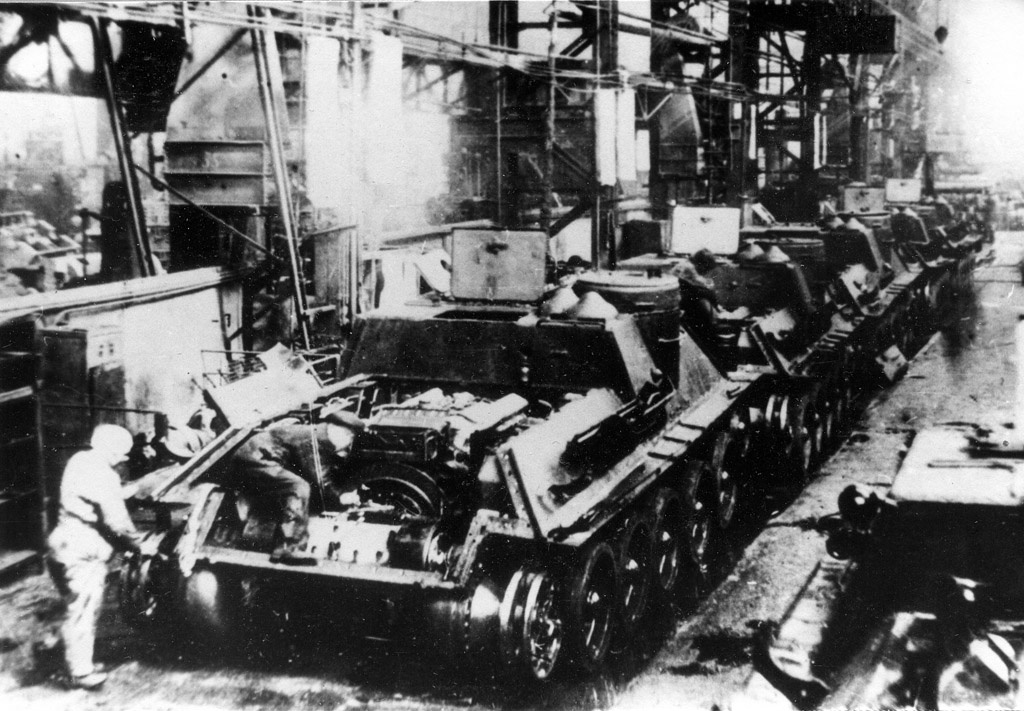 СУ-100 лета 1945 года, исчезли "косынки" на стыке бортов рубки и корпуса