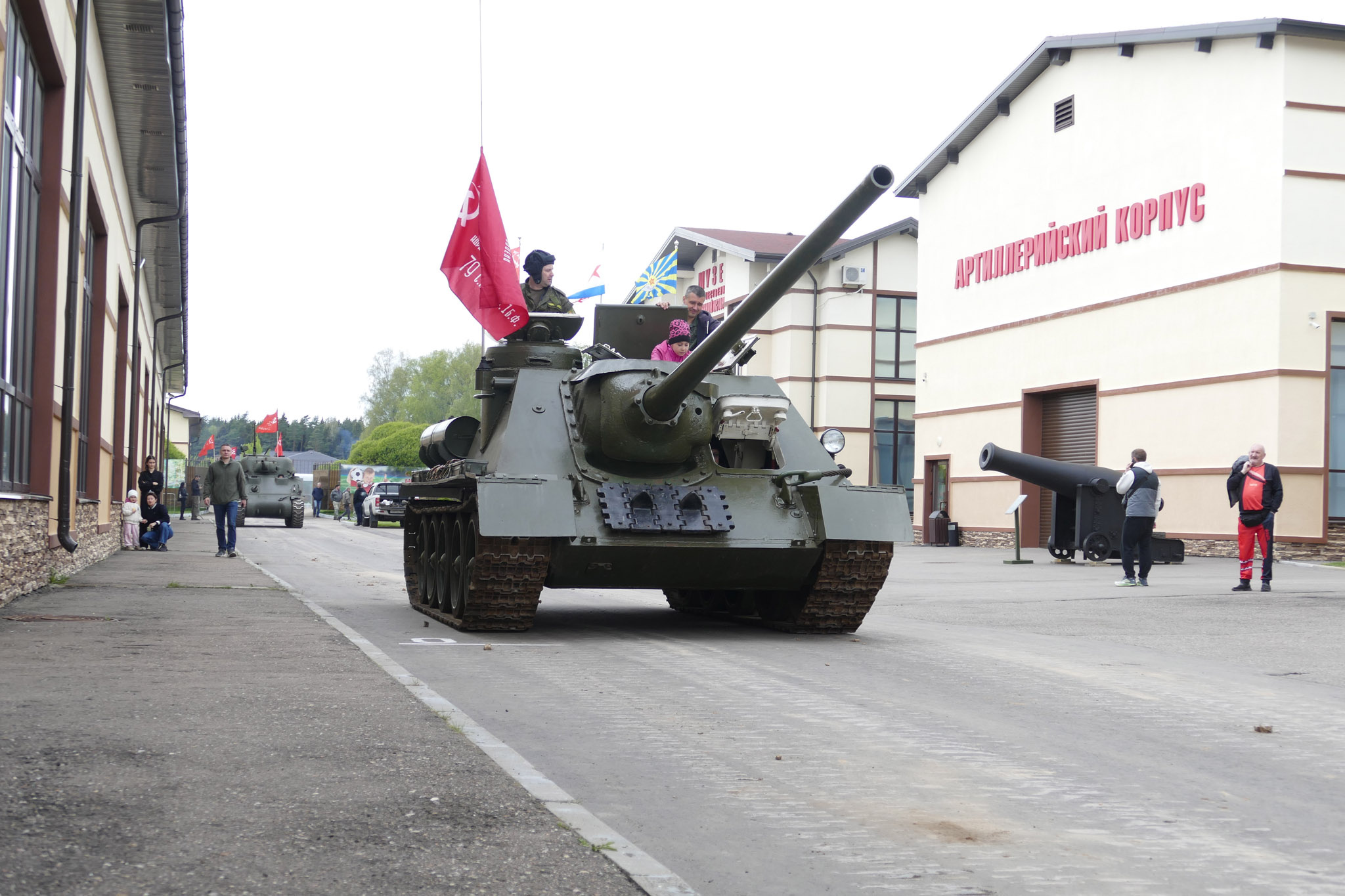 СУ-100 выпуска лета 1945 года в Музее отечественной военной истории. Отсутствие носовой балки - явный признак САУ выпуска с 1 мая 1945 года