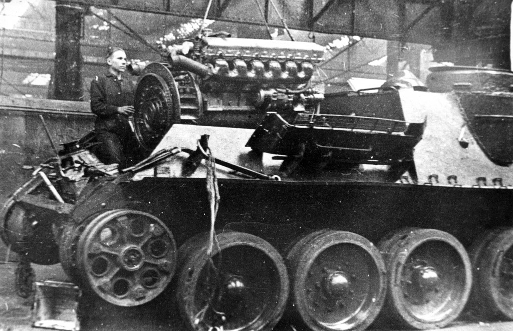 Постройка последней СУ-100 на УЗТМ