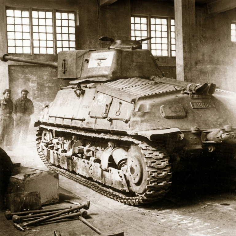 Somua S35 M в цеху