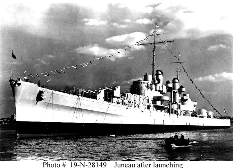 на плаву сразу после спуска на воду на верфи Federal Shipbuilding Company, Кирни, Нью-Джерси, 25 октября 1941 года