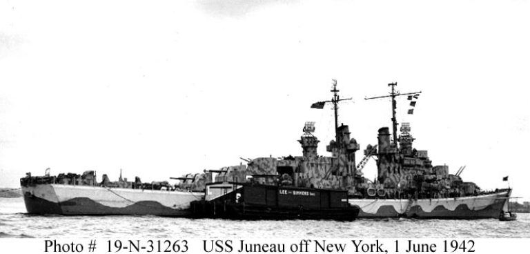 у берегов Нью-Йорка, 1 июня 1942 года, рядом с баржей компании Lee and Simmons.