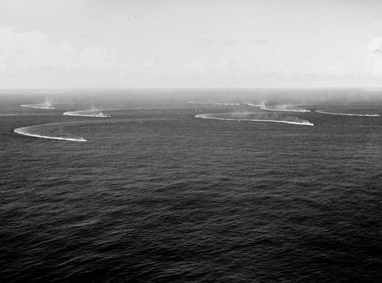 US Task Force 17 маневрирует в битве за острова Санта Круз 1942