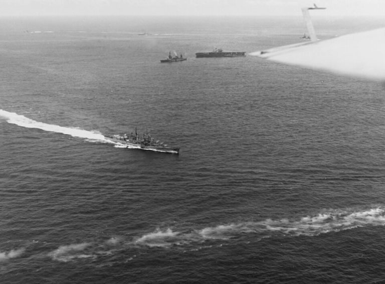 Поврежденный USS Hornet (CV-8) с крейсерами в битве за Санта Круз 1942