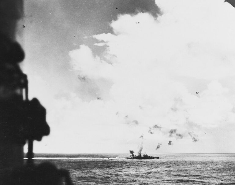 USS_Juneau_(CL-52) отбивается от японских самолетов 26 октября 1942