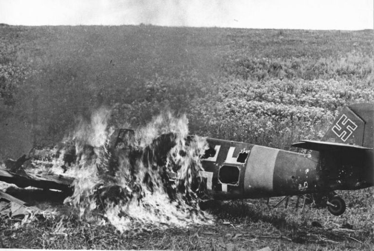 Сбитый и горящий немецкий истребитель Мессершмитт Bf.109E-7 из 2-й группы 77-й истребительной эскадры (II/JG 77) в районе Тирасполя. Южный фронт.