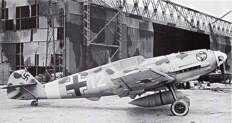 Мессершмитт Bf-109 с дополнительным откидывающимся топливным баком