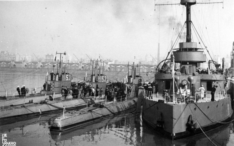 Броненосец Independencia в качестве базы подводных лодок в Мар-дель-Плата, около 1947 года