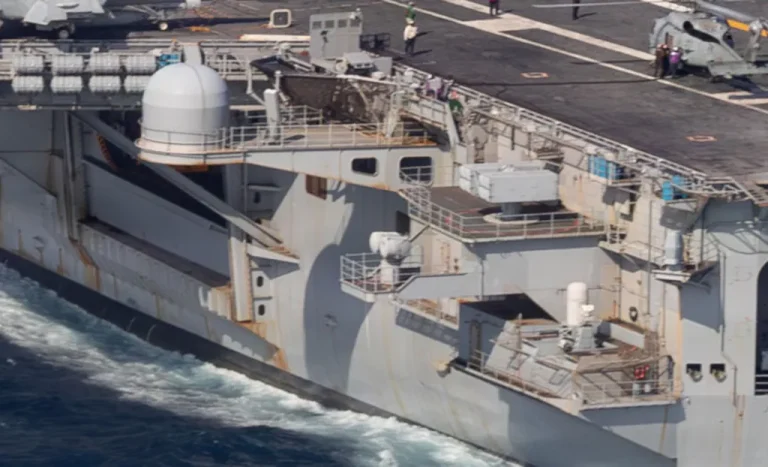 Решётка радара Mk 95, среди прочего, виден в кормовой части авианосца класса «Nimitz» USS «George Washington». USN