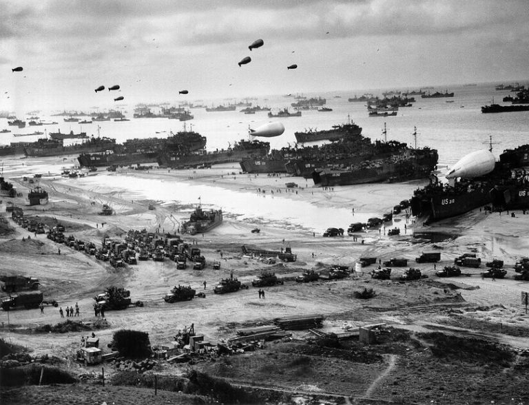 Как известно, летом 1944-го в планах Кригсмарине появилась одна такая мааааааленькая дыра… размером с группу армий союзников в северной Франции.