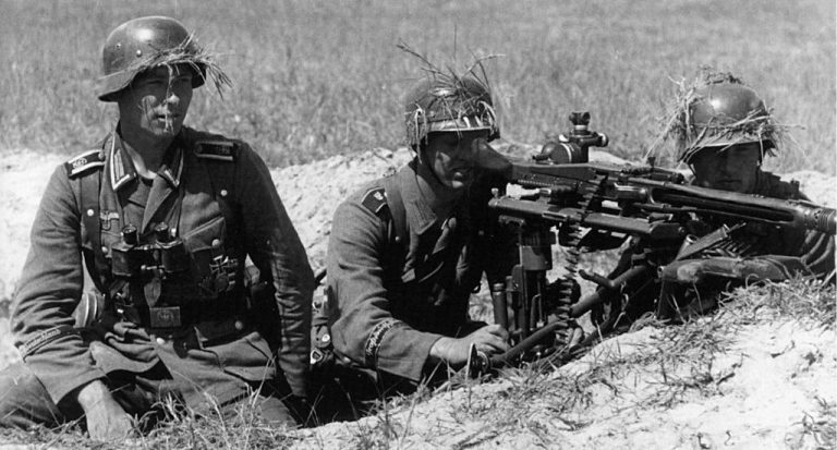 MG-42 во время стрельбы 