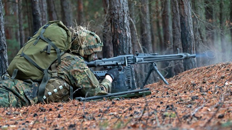 Современный военнослужащий Бундесвера ведёт огонь из MG-3 с сошек