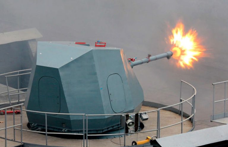 76-мм артустановка АК-176МА на носу катера