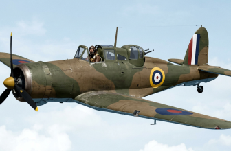 Самолет "Блэкберн Рок", 801-я эскадрилья Королевских ВВС, июнь 1940 года. Двигатель: радиальный "Bristol Perseus XII" мощностью 905 лошадиных сил. Размах крыла: 14,02 м (46 футов). Длина: 10,85 м (35 футов 7 дюймов). Высота: 3,68 м (12 футов 1 дюйм). Взлетный вес: 3992 кг (8800 фунтов). Максимальная скорость: 315 км/ч (196 миль/ч) на высоте 1981 м (650 футов). Практический потолок: 4633 м (15200 футов). Дальность полета: 982 км (610 миль). Вооружение: четыре 0,303-дюймовых пулемета "Браунинг"; четыре 13,6-кг (30 фунтов) бомбы.