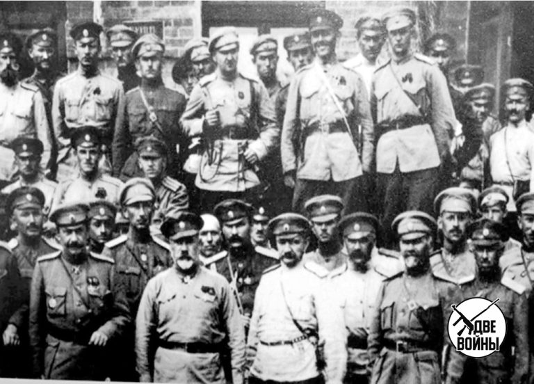 Генерал Деникин (первый слева в нижнем ряду) со своими добровольцами. Фото в свободном доступе.