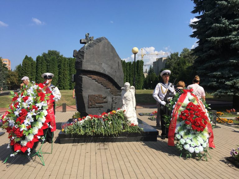 Памятник экипажу АПРК "Курск" в г. Курске. Фото В. Звягинцева
