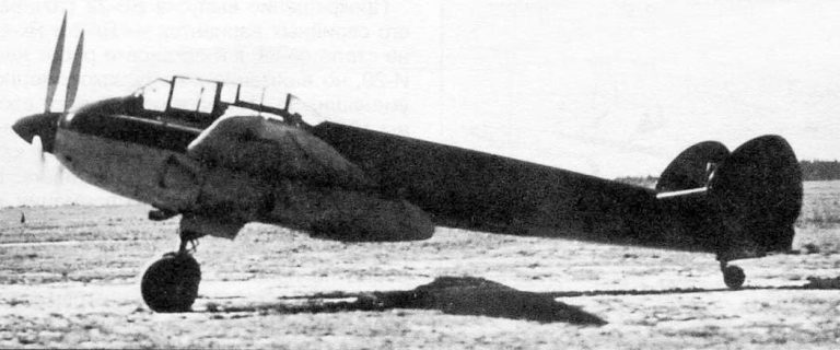 Серийный Як-2 на аэродроме