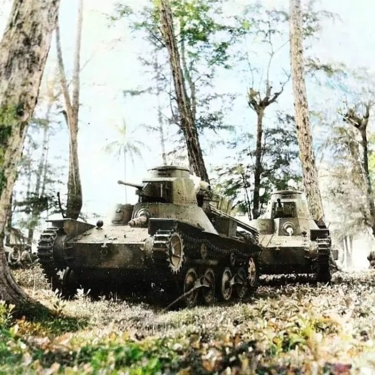 Японские легкие танки Тип-95 "Ха-Го" на марше к Сингапуру. Начало 1942 года.