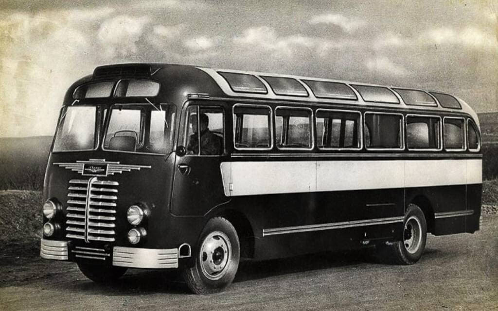 Ikarus 30 — первый массовый автобус марки
